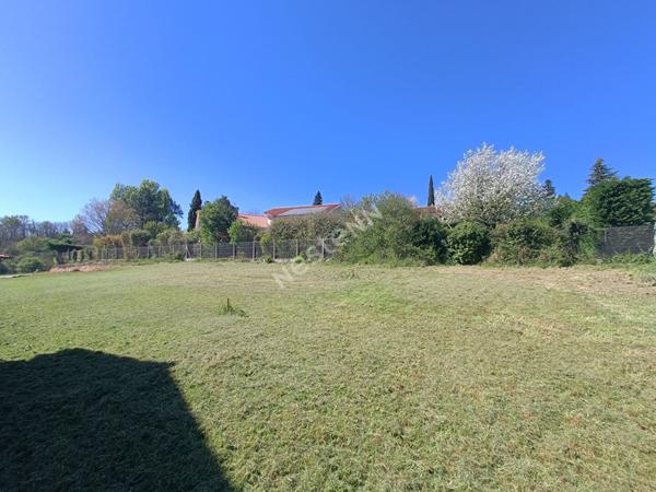 Terrain au centre de Saint Just Chaleyssin de 903 m2.