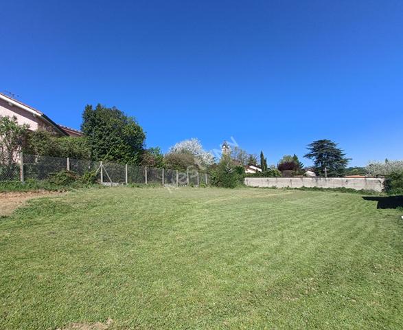Terrain au centre de Saint Just Chaleyssin de 903 m2.