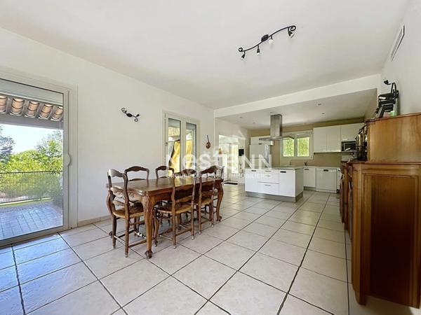 Villa individuelle 6 pièces, 5 chambres, dont 3 de plain-pied, garage, carport pour camping-car, jardin et piscine