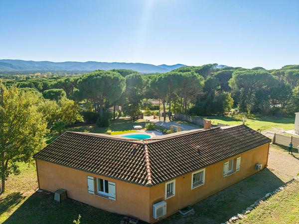 A VENDRE ! EN EXCLUSIVITE à VIDAUBAN Maison 4 pièces de 115 m² avec Piscine et garage sur 2548 m² de terrain