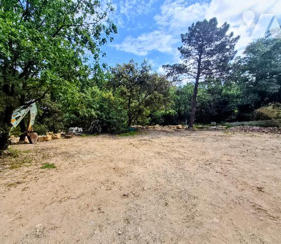 Terrain constructible 1300 m² au calme en fond d’impasse, cadre idéal pour votre projet