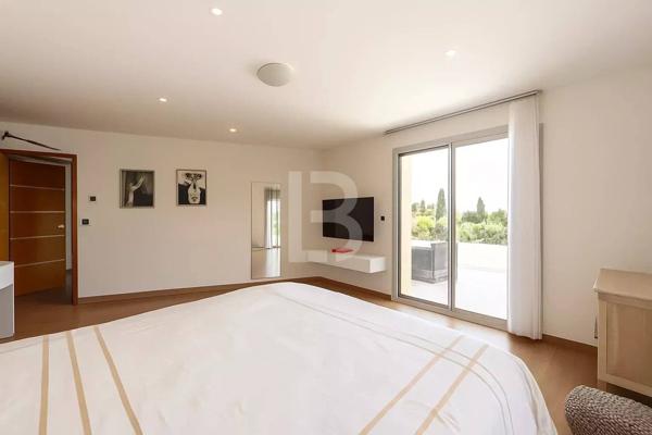 À vendre belle maison individuelle avec piscine à Mougins, quartier résidentiel recherché.