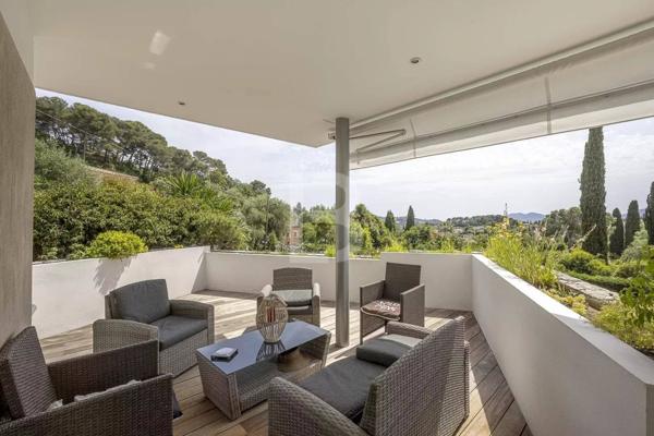 À vendre belle maison individuelle avec piscine à Mougins, quartier résidentiel recherché.