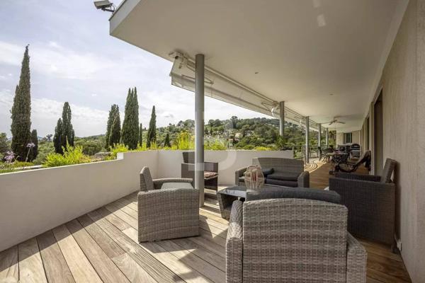 À vendre belle maison individuelle avec piscine à Mougins, quartier résidentiel recherché.