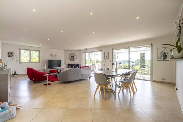 À vendre belle maison individuelle avec piscine à Mougins, quartier résidentiel recherché.