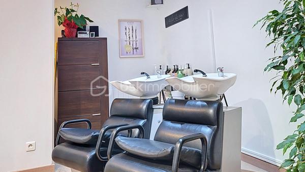 À vendre fonds de commerce dans un bourg en plein développement proche de Soissons. 
Idéal pour première installation.
A vendre salon de coiffure bénéficiant d'une clientèle fidèle et d'une bonne réputation locale.
Situé dans un bourg dynamique de l’Aisne, en plein développement et proche de Soissons, le salon profite d'un environnement favorable avec l'arrivée de nouveaux commerces et d'une maison de santé offrant de belles perspectives de développement.
Le salon est entièrement équipé et comprend :
•	3 postes de coiffages
•	2 bacs à shampoing 
•	Espace accueil et attente
•	Réserve et sanitaire
Le fonds de commerce est vendu avec le matériel professionnel (hors-stock).
Un bon potentiel de croissance s’offre aux repreneurs développement de nouvelles prestations, augmentation de l'amplitude horaire, diversification de l'activité ou l'évolution vers un autre projet commercial ou artisanal (selon les conditions du bail).
Pour tous renseignements n'hésitez pas à me contacter