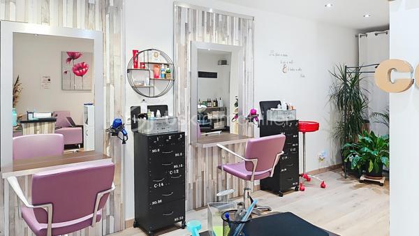 À vendre fonds de commerce dans un bourg en plein développement proche de Soissons. 
Idéal pour première installation.
A vendre salon de coiffure bénéficiant d'une clientèle fidèle et d'une bonne réputation locale.
Situé dans un bourg dynamique de l’Aisne, en plein développement et proche de Soissons, le salon profite d'un environnement favorable avec l'arrivée de nouveaux commerces et d'une maison de santé offrant de belles perspectives de développement.
Le salon est entièrement équipé et comprend :
•	3 postes de coiffages
•	2 bacs à shampoing 
•	Espace accueil et attente
•	Réserve et sanitaire
Le fonds de commerce est vendu avec le matériel professionnel (hors-stock).
Un bon potentiel de croissance s’offre aux repreneurs développement de nouvelles prestations, augmentation de l'amplitude horaire, diversification de l'activité ou l'évolution vers un autre projet commercial ou artisanal (selon les conditions du bail).
Pour tous renseignements n'hésitez pas à me contacter