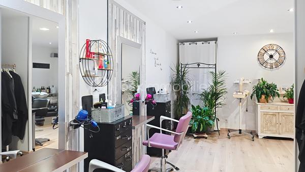 À vendre fonds de commerce dans un bourg en plein développement proche de Soissons. 
Idéal pour première installation.
A vendre salon de coiffure bénéficiant d'une clientèle fidèle et d'une bonne réputation locale.
Situé dans un bourg dynamique de l’Aisne, en plein développement et proche de Soissons, le salon profite d'un environnement favorable avec l'arrivée de nouveaux commerces et d'une maison de santé offrant de belles perspectives de développement.
Le salon est entièrement équipé et comprend :
•	3 postes de coiffages
•	2 bacs à shampoing 
•	Espace accueil et attente
•	Réserve et sanitaire
Le fonds de commerce est vendu avec le matériel professionnel (hors-stock).
Un bon potentiel de croissance s’offre aux repreneurs développement de nouvelles prestations, augmentation de l'amplitude horaire, diversification de l'activité ou l'évolution vers un autre projet commercial ou artisanal (selon les conditions du bail).
Pour tous renseignements n'hésitez pas à me contacter