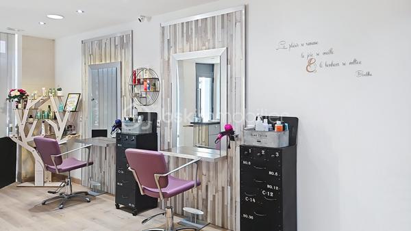 À vendre fonds de commerce dans un bourg en plein développement proche de Soissons. 
Idéal pour première installation.
A vendre salon de coiffure bénéficiant d'une clientèle fidèle et d'une bonne réputation locale.
Situé dans un bourg dynamique de l’Aisne, en plein développement et proche de Soissons, le salon profite d'un environnement favorable avec l'arrivée de nouveaux commerces et d'une maison de santé offrant de belles perspectives de développement.
Le salon est entièrement équipé et comprend :
•	3 postes de coiffages
•	2 bacs à shampoing 
•	Espace accueil et attente
•	Réserve et sanitaire
Le fonds de commerce est vendu avec le matériel professionnel (hors-stock).
Un bon potentiel de croissance s’offre aux repreneurs développement de nouvelles prestations, augmentation de l'amplitude horaire, diversification de l'activité ou l'évolution vers un autre projet commercial ou artisanal (selon les conditions du bail).
Pour tous renseignements n'hésitez pas à me contacter