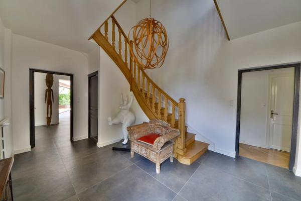 Vente                                                      Maison
                        
                     8 pièces                      368 m2                     à Brive-la-Gaillarde