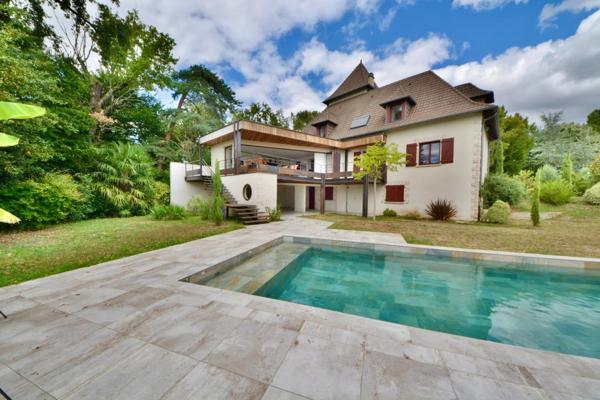Vente                                                      Maison
                        
                     8 pièces                      368 m2                     à Brive-la-Gaillarde