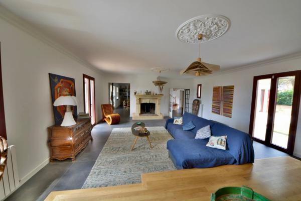 Vente                                                      Maison
                        
                     8 pièces                      368 m2                     à Brive-la-Gaillarde