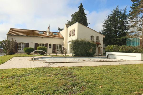 Maison 5 chambres avec jardin arboré et garage double