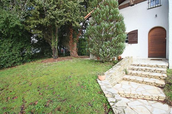 Maison 5 chambres avec jardin arboré et garage double