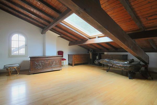 Maison 5 chambres avec jardin arboré et garage double