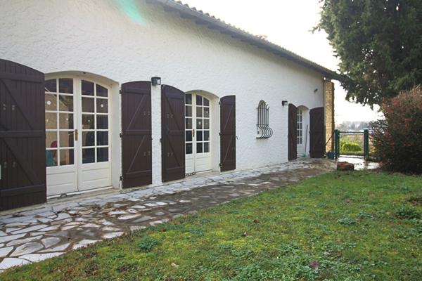 Maison 5 chambres avec jardin arboré et garage double