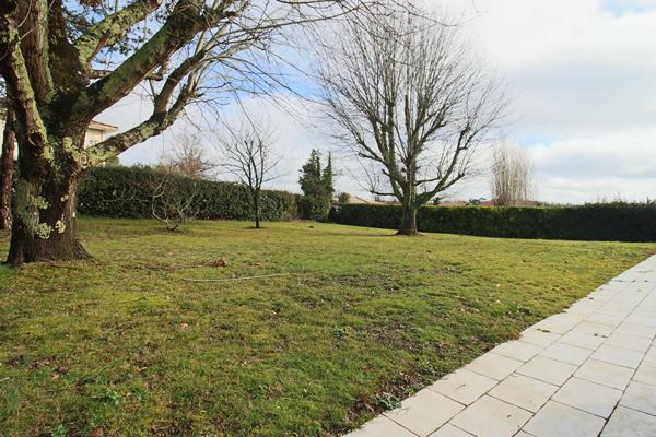 Maison 5 chambres avec jardin arboré et garage double