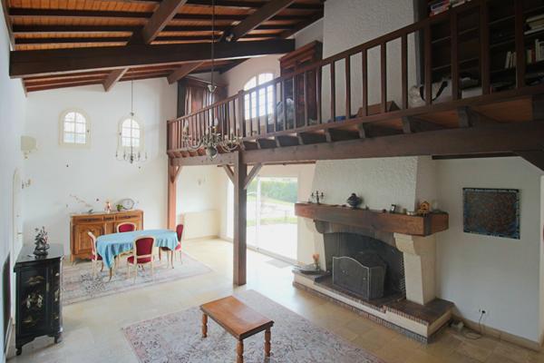 Maison 5 chambres avec jardin arboré et garage double