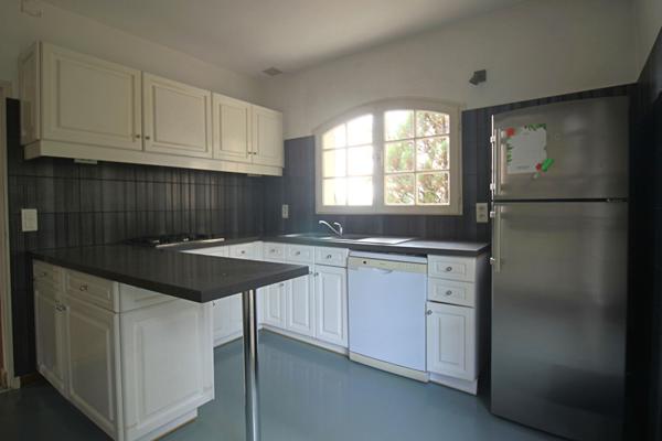 Maison 5 chambres avec jardin arboré et garage double