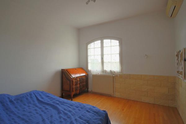 Maison 5 chambres avec jardin arboré et garage double