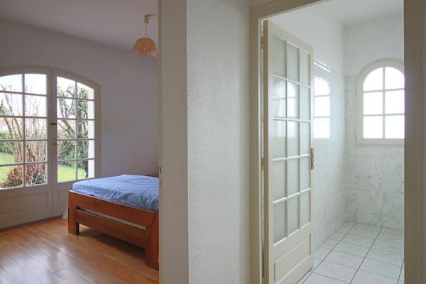 Maison 5 chambres avec jardin arboré et garage double