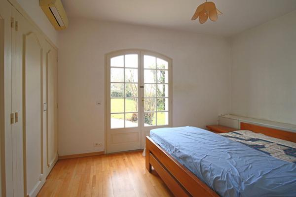 Maison 5 chambres avec jardin arboré et garage double