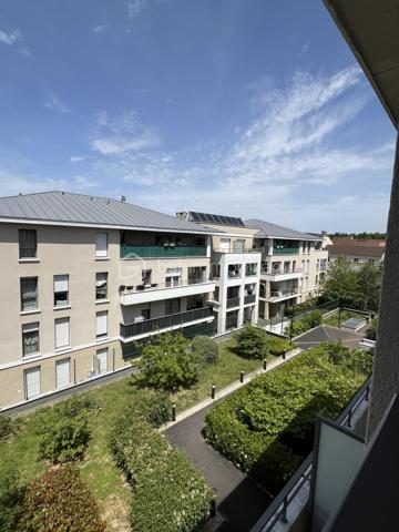 Idéalement situé face à la mairie, à proximité des COMMERCES, des BUS et de la GARE de Sarcelles Saint Brice, ainsi que des  principales INFRASTRUCTURES de la commune, ce STUDIO de 26m2 est idéal pour un premier achat, un investissement ou un pied- à -terre.
Il est situé au 3ème et DERNIER étage d'une résidence récente de 2011, sécurisé par portail et digicode.
L'appartement se compose d'une entrée avec rangements, d'une spacieuse salle d'eau avec un walter-closet, ainsi que d'une agréable pièce de vie lumineuse intégrant un espace nuit.
Ce bien offre un cadre de vie calme et agréable au sein d'une résidence bien entretenue.
Un PARKING sous terrain complète ce bien.

A VISITER SANS TARDER!