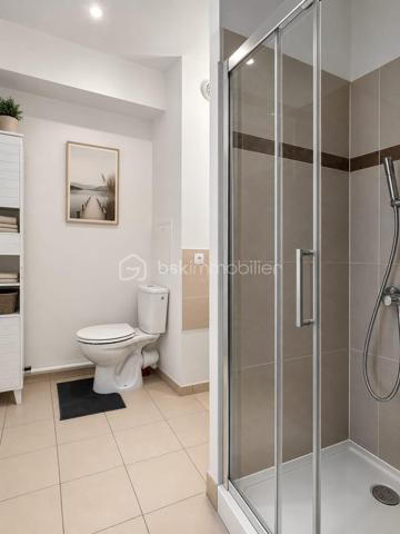 Idéalement situé face à la mairie, à proximité des COMMERCES, des BUS et de la GARE de Sarcelles Saint Brice, ainsi que des  principales INFRASTRUCTURES de la commune, ce STUDIO de 26m2 est idéal pour un premier achat, un investissement ou un pied- à -terre.
Il est situé au 3ème et DERNIER étage d'une résidence récente de 2011, sécurisé par portail et digicode.
L'appartement se compose d'une entrée avec rangements, d'une spacieuse salle d'eau avec un walter-closet, ainsi que d'une agréable pièce de vie lumineuse intégrant un espace nuit.
Ce bien offre un cadre de vie calme et agréable au sein d'une résidence bien entretenue.
Un PARKING sous terrain complète ce bien.

A VISITER SANS TARDER!