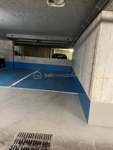 Idéalement situé face à la mairie, à proximité des COMMERCES, des BUS et de la GARE de Sarcelles Saint Brice, ainsi que des  principales INFRASTRUCTURES de la commune, ce STUDIO de 26m2 est idéal pour un premier achat, un investissement ou un pied- à -terre.
Il est situé au 3ème et DERNIER étage d'une résidence récente de 2011, sécurisé par portail et digicode.
L'appartement se compose d'une entrée avec rangements, d'une spacieuse salle d'eau avec un walter-closet, ainsi que d'une agréable pièce de vie lumineuse intégrant un espace nuit.
Ce bien offre un cadre de vie calme et agréable au sein d'une résidence bien entretenue.
Un PARKING sous terrain complète ce bien.

A VISITER SANS TARDER!
