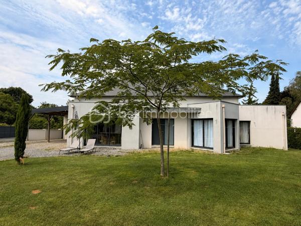 Vous recherchez une maison récente, de plain-pied, en campagne, idéalement avec 4 chambres ? Lisez la suite j'ai peut-être ce qu'il vous faut.
Située dans un hameau de 4 maisons à 2kms du centre de ST PIERRE LA COUR, cette maison en accès PMR construite fin 2019 offre un beau potentiel à ses futurs propriétaires. 
Nous commencerons la visite par le salon-séjour de 35m2 lumineux. Il distribue la cuisine aménagée et équipée de 15m2 qui peut être laissée ouverte ou bien fermée par deux portes à galandage, soit une pièce de vie de 50m2 ! De la cuisine, nous accédons à la buanderie de 5m2. 
Nous poursuivrons avec l'espace nuit. D'un coté du séjour, vous avez accès au wc PMR de plus de 3m2, à une salle de bain avec douche et baignoire de 7m2 environ et à deux chambres de 10m2 avec placard.
De l'autre coté, une troisième chambre de 10m2 et une suite parentale de 20m2 environ avec la chambre de 12m2, un dressing de 4m2 et une salle d'eau privative de 4m2. La suite est équipée d'une baie avec accès direct au jardin. 
Toutes les menuiseries sont en alu intérieur extérieur avec volets roulants électriques. Le mode de chauffage est une pompe à chaleur (plancher chauffant). Vous souhaitez plus grand, les combles sont aménageables !
Garantie décennale jusqu'en 2029. La consommation d'électrique est de 90€ par mois. 
Coté rangement, pas de garage mais un carport de 30m2 qui sera facile de fermer pour le transformer en garage. En fond du carport, un cellier de 10m2 pour y stocker vélos et outils, avec accès direct au jardin. 
Sur une parcelle close de 1500m2 environ, vous pourrez profiter pleinement du jardin et de la future terrasse exposée plein sud. Un portail électrique a été installée récemment.
Si vous souhaitez une parcelle plus grande, vous aurez la possibilité d'acquérir une parcelle constructible supplémentaire de 1000m2 environ qui se situe derrière la maison.
Alors, cette maison correspond à vos critères de recherche, appelez-moi pour plus de renseignements et peut-être planifier une visite !
Sans oublier que Saint-Pierre-La-Cour est une commune dynamique de 2300 habitants avec une école privée, une école publique, un collège privé, un pôle enfance jeunesse, mais aussi, médecins, dentiste, kiné, centre de soins infirmiers, ostéopathes, orthophoniste, psychologue, sage-femme,  pharmacie, infirmières libérales ainsi que de nombreuses infrastructures sportives, des commerces (supérette, boulangerie, boucherie, coiffeurs, bar, etc), avec son accès rapide à l'axe Rennes-Laval et à l'autoroute ainsi que sa gare ferroviaire avec ses arrêts quotidiens, à moins de 5 minutes à pied de la maison.