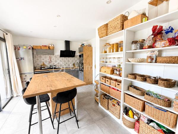 Vous recherchez une maison récente, de plain-pied, en campagne, idéalement avec 4 chambres ? Lisez la suite j'ai peut-être ce qu'il vous faut.
Située dans un hameau de 4 maisons à 2kms du centre de ST PIERRE LA COUR, cette maison en accès PMR construite fin 2019 offre un beau potentiel à ses futurs propriétaires. 
Nous commencerons la visite par le salon-séjour de 35m2 lumineux. Il distribue la cuisine aménagée et équipée de 15m2 qui peut être laissée ouverte ou bien fermée par deux portes à galandage, soit une pièce de vie de 50m2 ! De la cuisine, nous accédons à la buanderie de 5m2. 
Nous poursuivrons avec l'espace nuit. D'un coté du séjour, vous avez accès au wc PMR de plus de 3m2, à une salle de bain avec douche et baignoire de 7m2 environ et à deux chambres de 10m2 avec placard.
De l'autre coté, une troisième chambre de 10m2 et une suite parentale de 20m2 environ avec la chambre de 12m2, un dressing de 4m2 et une salle d'eau privative de 4m2. La suite est équipée d'une baie avec accès direct au jardin. 
Toutes les menuiseries sont en alu intérieur extérieur avec volets roulants électriques. Le mode de chauffage est une pompe à chaleur (plancher chauffant). Vous souhaitez plus grand, les combles sont aménageables !
Garantie décennale jusqu'en 2029. La consommation d'électrique est de 90€ par mois. 
Coté rangement, pas de garage mais un carport de 30m2 qui sera facile de fermer pour le transformer en garage. En fond du carport, un cellier de 10m2 pour y stocker vélos et outils, avec accès direct au jardin. 
Sur une parcelle close de 1500m2 environ, vous pourrez profiter pleinement du jardin et de la future terrasse exposée plein sud. Un portail électrique a été installée récemment.
Si vous souhaitez une parcelle plus grande, vous aurez la possibilité d'acquérir une parcelle constructible supplémentaire de 1000m2 environ qui se situe derrière la maison.
Alors, cette maison correspond à vos critères de recherche, appelez-moi pour plus de renseignements et peut-être planifier une visite !
Sans oublier que Saint-Pierre-La-Cour est une commune dynamique de 2300 habitants avec une école privée, une école publique, un collège privé, un pôle enfance jeunesse, mais aussi, médecins, dentiste, kiné, centre de soins infirmiers, ostéopathes, orthophoniste, psychologue, sage-femme,  pharmacie, infirmières libérales ainsi que de nombreuses infrastructures sportives, des commerces (supérette, boulangerie, boucherie, coiffeurs, bar, etc), avec son accès rapide à l'axe Rennes-Laval et à l'autoroute ainsi que sa gare ferroviaire avec ses arrêts quotidiens, à moins de 5 minutes à pied de la maison.