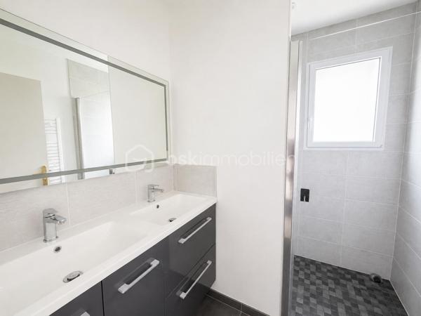 Vous recherchez une maison récente, de plain-pied, en campagne, idéalement avec 4 chambres ? Lisez la suite j'ai peut-être ce qu'il vous faut.
Située dans un hameau de 4 maisons à 2kms du centre de ST PIERRE LA COUR, cette maison en accès PMR construite fin 2019 offre un beau potentiel à ses futurs propriétaires. 
Nous commencerons la visite par le salon-séjour de 35m2 lumineux. Il distribue la cuisine aménagée et équipée de 15m2 qui peut être laissée ouverte ou bien fermée par deux portes à galandage, soit une pièce de vie de 50m2 ! De la cuisine, nous accédons à la buanderie de 5m2. 
Nous poursuivrons avec l'espace nuit. D'un coté du séjour, vous avez accès au wc PMR de plus de 3m2, à une salle de bain avec douche et baignoire de 7m2 environ et à deux chambres de 10m2 avec placard.
De l'autre coté, une troisième chambre de 10m2 et une suite parentale de 20m2 environ avec la chambre de 12m2, un dressing de 4m2 et une salle d'eau privative de 4m2. La suite est équipée d'une baie avec accès direct au jardin. 
Toutes les menuiseries sont en alu intérieur extérieur avec volets roulants électriques. Le mode de chauffage est une pompe à chaleur (plancher chauffant). Vous souhaitez plus grand, les combles sont aménageables !
Garantie décennale jusqu'en 2029. La consommation d'électrique est de 90€ par mois. 
Coté rangement, pas de garage mais un carport de 30m2 qui sera facile de fermer pour le transformer en garage. En fond du carport, un cellier de 10m2 pour y stocker vélos et outils, avec accès direct au jardin. 
Sur une parcelle close de 1500m2 environ, vous pourrez profiter pleinement du jardin et de la future terrasse exposée plein sud. Un portail électrique a été installée récemment.
Si vous souhaitez une parcelle plus grande, vous aurez la possibilité d'acquérir une parcelle constructible supplémentaire de 1000m2 environ qui se situe derrière la maison.
Alors, cette maison correspond à vos critères de recherche, appelez-moi pour plus de renseignements et peut-être planifier une visite !
Sans oublier que Saint-Pierre-La-Cour est une commune dynamique de 2300 habitants avec une école privée, une école publique, un collège privé, un pôle enfance jeunesse, mais aussi, médecins, dentiste, kiné, centre de soins infirmiers, ostéopathes, orthophoniste, psychologue, sage-femme,  pharmacie, infirmières libérales ainsi que de nombreuses infrastructures sportives, des commerces (supérette, boulangerie, boucherie, coiffeurs, bar, etc), avec son accès rapide à l'axe Rennes-Laval et à l'autoroute ainsi que sa gare ferroviaire avec ses arrêts quotidiens, à moins de 5 minutes à pied de la maison.