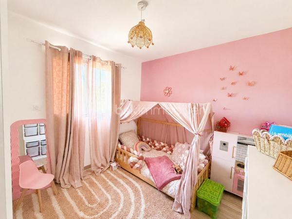 Vous recherchez une maison récente, de plain-pied, en campagne, idéalement avec 4 chambres ? Lisez la suite j'ai peut-être ce qu'il vous faut.
Située dans un hameau de 4 maisons à 2kms du centre de ST PIERRE LA COUR, cette maison en accès PMR construite fin 2019 offre un beau potentiel à ses futurs propriétaires. 
Nous commencerons la visite par le salon-séjour de 35m2 lumineux. Il distribue la cuisine aménagée et équipée de 15m2 qui peut être laissée ouverte ou bien fermée par deux portes à galandage, soit une pièce de vie de 50m2 ! De la cuisine, nous accédons à la buanderie de 5m2. 
Nous poursuivrons avec l'espace nuit. D'un coté du séjour, vous avez accès au wc PMR de plus de 3m2, à une salle de bain avec douche et baignoire de 7m2 environ et à deux chambres de 10m2 avec placard.
De l'autre coté, une troisième chambre de 10m2 et une suite parentale de 20m2 environ avec la chambre de 12m2, un dressing de 4m2 et une salle d'eau privative de 4m2. La suite est équipée d'une baie avec accès direct au jardin. 
Toutes les menuiseries sont en alu intérieur extérieur avec volets roulants électriques. Le mode de chauffage est une pompe à chaleur (plancher chauffant). Vous souhaitez plus grand, les combles sont aménageables !
Garantie décennale jusqu'en 2029. La consommation d'électrique est de 90€ par mois. 
Coté rangement, pas de garage mais un carport de 30m2 qui sera facile de fermer pour le transformer en garage. En fond du carport, un cellier de 10m2 pour y stocker vélos et outils, avec accès direct au jardin. 
Sur une parcelle close de 1500m2 environ, vous pourrez profiter pleinement du jardin et de la future terrasse exposée plein sud. Un portail électrique a été installée récemment.
Si vous souhaitez une parcelle plus grande, vous aurez la possibilité d'acquérir une parcelle constructible supplémentaire de 1000m2 environ qui se situe derrière la maison.
Alors, cette maison correspond à vos critères de recherche, appelez-moi pour plus de renseignements et peut-être planifier une visite !
Sans oublier que Saint-Pierre-La-Cour est une commune dynamique de 2300 habitants avec une école privée, une école publique, un collège privé, un pôle enfance jeunesse, mais aussi, médecins, dentiste, kiné, centre de soins infirmiers, ostéopathes, orthophoniste, psychologue, sage-femme,  pharmacie, infirmières libérales ainsi que de nombreuses infrastructures sportives, des commerces (supérette, boulangerie, boucherie, coiffeurs, bar, etc), avec son accès rapide à l'axe Rennes-Laval et à l'autoroute ainsi que sa gare ferroviaire avec ses arrêts quotidiens, à moins de 5 minutes à pied de la maison.