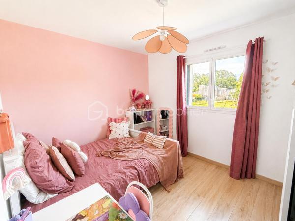 Vous recherchez une maison récente, de plain-pied, en campagne, idéalement avec 4 chambres ? Lisez la suite j'ai peut-être ce qu'il vous faut.
Située dans un hameau de 4 maisons à 2kms du centre de ST PIERRE LA COUR, cette maison en accès PMR construite fin 2019 offre un beau potentiel à ses futurs propriétaires. 
Nous commencerons la visite par le salon-séjour de 35m2 lumineux. Il distribue la cuisine aménagée et équipée de 15m2 qui peut être laissée ouverte ou bien fermée par deux portes à galandage, soit une pièce de vie de 50m2 ! De la cuisine, nous accédons à la buanderie de 5m2. 
Nous poursuivrons avec l'espace nuit. D'un coté du séjour, vous avez accès au wc PMR de plus de 3m2, à une salle de bain avec douche et baignoire de 7m2 environ et à deux chambres de 10m2 avec placard.
De l'autre coté, une troisième chambre de 10m2 et une suite parentale de 20m2 environ avec la chambre de 12m2, un dressing de 4m2 et une salle d'eau privative de 4m2. La suite est équipée d'une baie avec accès direct au jardin. 
Toutes les menuiseries sont en alu intérieur extérieur avec volets roulants électriques. Le mode de chauffage est une pompe à chaleur (plancher chauffant). Vous souhaitez plus grand, les combles sont aménageables !
Garantie décennale jusqu'en 2029. La consommation d'électrique est de 90€ par mois. 
Coté rangement, pas de garage mais un carport de 30m2 qui sera facile de fermer pour le transformer en garage. En fond du carport, un cellier de 10m2 pour y stocker vélos et outils, avec accès direct au jardin. 
Sur une parcelle close de 1500m2 environ, vous pourrez profiter pleinement du jardin et de la future terrasse exposée plein sud. Un portail électrique a été installée récemment.
Si vous souhaitez une parcelle plus grande, vous aurez la possibilité d'acquérir une parcelle constructible supplémentaire de 1000m2 environ qui se situe derrière la maison.
Alors, cette maison correspond à vos critères de recherche, appelez-moi pour plus de renseignements et peut-être planifier une visite !
Sans oublier que Saint-Pierre-La-Cour est une commune dynamique de 2300 habitants avec une école privée, une école publique, un collège privé, un pôle enfance jeunesse, mais aussi, médecins, dentiste, kiné, centre de soins infirmiers, ostéopathes, orthophoniste, psychologue, sage-femme,  pharmacie, infirmières libérales ainsi que de nombreuses infrastructures sportives, des commerces (supérette, boulangerie, boucherie, coiffeurs, bar, etc), avec son accès rapide à l'axe Rennes-Laval et à l'autoroute ainsi que sa gare ferroviaire avec ses arrêts quotidiens, à moins de 5 minutes à pied de la maison.