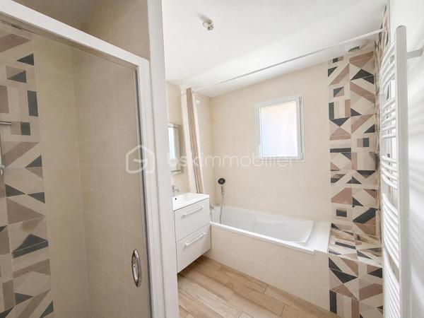 Vous recherchez une maison récente, de plain-pied, en campagne, idéalement avec 4 chambres ? Lisez la suite j'ai peut-être ce qu'il vous faut.
Située dans un hameau de 4 maisons à 2kms du centre de ST PIERRE LA COUR, cette maison en accès PMR construite fin 2019 offre un beau potentiel à ses futurs propriétaires. 
Nous commencerons la visite par le salon-séjour de 35m2 lumineux. Il distribue la cuisine aménagée et équipée de 15m2 qui peut être laissée ouverte ou bien fermée par deux portes à galandage, soit une pièce de vie de 50m2 ! De la cuisine, nous accédons à la buanderie de 5m2. 
Nous poursuivrons avec l'espace nuit. D'un coté du séjour, vous avez accès au wc PMR de plus de 3m2, à une salle de bain avec douche et baignoire de 7m2 environ et à deux chambres de 10m2 avec placard.
De l'autre coté, une troisième chambre de 10m2 et une suite parentale de 20m2 environ avec la chambre de 12m2, un dressing de 4m2 et une salle d'eau privative de 4m2. La suite est équipée d'une baie avec accès direct au jardin. 
Toutes les menuiseries sont en alu intérieur extérieur avec volets roulants électriques. Le mode de chauffage est une pompe à chaleur (plancher chauffant). Vous souhaitez plus grand, les combles sont aménageables !
Garantie décennale jusqu'en 2029. La consommation d'électrique est de 90€ par mois. 
Coté rangement, pas de garage mais un carport de 30m2 qui sera facile de fermer pour le transformer en garage. En fond du carport, un cellier de 10m2 pour y stocker vélos et outils, avec accès direct au jardin. 
Sur une parcelle close de 1500m2 environ, vous pourrez profiter pleinement du jardin et de la future terrasse exposée plein sud. Un portail électrique a été installée récemment.
Si vous souhaitez une parcelle plus grande, vous aurez la possibilité d'acquérir une parcelle constructible supplémentaire de 1000m2 environ qui se situe derrière la maison.
Alors, cette maison correspond à vos critères de recherche, appelez-moi pour plus de renseignements et peut-être planifier une visite !
Sans oublier que Saint-Pierre-La-Cour est une commune dynamique de 2300 habitants avec une école privée, une école publique, un collège privé, un pôle enfance jeunesse, mais aussi, médecins, dentiste, kiné, centre de soins infirmiers, ostéopathes, orthophoniste, psychologue, sage-femme,  pharmacie, infirmières libérales ainsi que de nombreuses infrastructures sportives, des commerces (supérette, boulangerie, boucherie, coiffeurs, bar, etc), avec son accès rapide à l'axe Rennes-Laval et à l'autoroute ainsi que sa gare ferroviaire avec ses arrêts quotidiens, à moins de 5 minutes à pied de la maison.