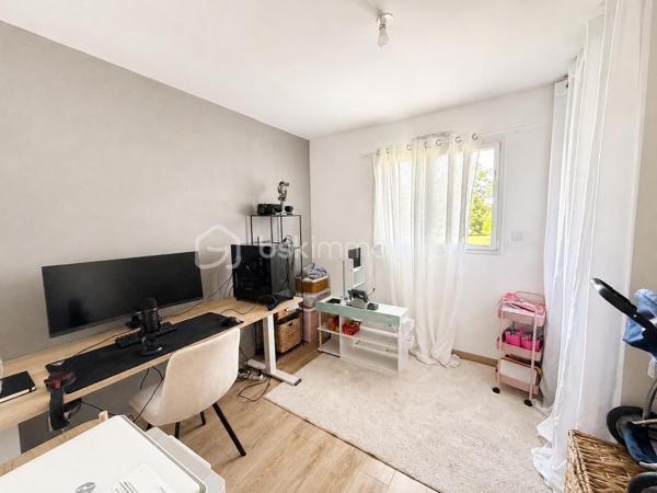 Vous recherchez une maison récente, de plain-pied, en campagne, idéalement avec 4 chambres ? Lisez la suite j'ai peut-être ce qu'il vous faut.
Située dans un hameau de 4 maisons à 2kms du centre de ST PIERRE LA COUR, cette maison en accès PMR construite fin 2019 offre un beau potentiel à ses futurs propriétaires. 
Nous commencerons la visite par le salon-séjour de 35m2 lumineux. Il distribue la cuisine aménagée et équipée de 15m2 qui peut être laissée ouverte ou bien fermée par deux portes à galandage, soit une pièce de vie de 50m2 ! De la cuisine, nous accédons à la buanderie de 5m2. 
Nous poursuivrons avec l'espace nuit. D'un coté du séjour, vous avez accès au wc PMR de plus de 3m2, à une salle de bain avec douche et baignoire de 7m2 environ et à deux chambres de 10m2 avec placard.
De l'autre coté, une troisième chambre de 10m2 et une suite parentale de 20m2 environ avec la chambre de 12m2, un dressing de 4m2 et une salle d'eau privative de 4m2. La suite est équipée d'une baie avec accès direct au jardin. 
Toutes les menuiseries sont en alu intérieur extérieur avec volets roulants électriques. Le mode de chauffage est une pompe à chaleur (plancher chauffant). Vous souhaitez plus grand, les combles sont aménageables !
Garantie décennale jusqu'en 2029. La consommation d'électrique est de 90€ par mois. 
Coté rangement, pas de garage mais un carport de 30m2 qui sera facile de fermer pour le transformer en garage. En fond du carport, un cellier de 10m2 pour y stocker vélos et outils, avec accès direct au jardin. 
Sur une parcelle close de 1500m2 environ, vous pourrez profiter pleinement du jardin et de la future terrasse exposée plein sud. Un portail électrique a été installée récemment.
Si vous souhaitez une parcelle plus grande, vous aurez la possibilité d'acquérir une parcelle constructible supplémentaire de 1000m2 environ qui se situe derrière la maison.
Alors, cette maison correspond à vos critères de recherche, appelez-moi pour plus de renseignements et peut-être planifier une visite !
Sans oublier que Saint-Pierre-La-Cour est une commune dynamique de 2300 habitants avec une école privée, une école publique, un collège privé, un pôle enfance jeunesse, mais aussi, médecins, dentiste, kiné, centre de soins infirmiers, ostéopathes, orthophoniste, psychologue, sage-femme,  pharmacie, infirmières libérales ainsi que de nombreuses infrastructures sportives, des commerces (supérette, boulangerie, boucherie, coiffeurs, bar, etc), avec son accès rapide à l'axe Rennes-Laval et à l'autoroute ainsi que sa gare ferroviaire avec ses arrêts quotidiens, à moins de 5 minutes à pied de la maison.