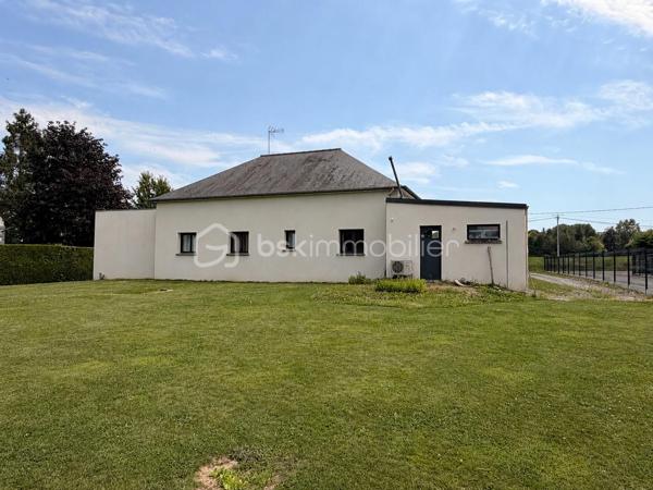 Vous recherchez une maison récente, de plain-pied, en campagne, idéalement avec 4 chambres ? Lisez la suite j'ai peut-être ce qu'il vous faut.
Située dans un hameau de 4 maisons à 2kms du centre de ST PIERRE LA COUR, cette maison en accès PMR construite fin 2019 offre un beau potentiel à ses futurs propriétaires. 
Nous commencerons la visite par le salon-séjour de 35m2 lumineux. Il distribue la cuisine aménagée et équipée de 15m2 qui peut être laissée ouverte ou bien fermée par deux portes à galandage, soit une pièce de vie de 50m2 ! De la cuisine, nous accédons à la buanderie de 5m2. 
Nous poursuivrons avec l'espace nuit. D'un coté du séjour, vous avez accès au wc PMR de plus de 3m2, à une salle de bain avec douche et baignoire de 7m2 environ et à deux chambres de 10m2 avec placard.
De l'autre coté, une troisième chambre de 10m2 et une suite parentale de 20m2 environ avec la chambre de 12m2, un dressing de 4m2 et une salle d'eau privative de 4m2. La suite est équipée d'une baie avec accès direct au jardin. 
Toutes les menuiseries sont en alu intérieur extérieur avec volets roulants électriques. Le mode de chauffage est une pompe à chaleur (plancher chauffant). Vous souhaitez plus grand, les combles sont aménageables !
Garantie décennale jusqu'en 2029. La consommation d'électrique est de 90€ par mois. 
Coté rangement, pas de garage mais un carport de 30m2 qui sera facile de fermer pour le transformer en garage. En fond du carport, un cellier de 10m2 pour y stocker vélos et outils, avec accès direct au jardin. 
Sur une parcelle close de 1500m2 environ, vous pourrez profiter pleinement du jardin et de la future terrasse exposée plein sud. Un portail électrique a été installée récemment.
Si vous souhaitez une parcelle plus grande, vous aurez la possibilité d'acquérir une parcelle constructible supplémentaire de 1000m2 environ qui se situe derrière la maison.
Alors, cette maison correspond à vos critères de recherche, appelez-moi pour plus de renseignements et peut-être planifier une visite !
Sans oublier que Saint-Pierre-La-Cour est une commune dynamique de 2300 habitants avec une école privée, une école publique, un collège privé, un pôle enfance jeunesse, mais aussi, médecins, dentiste, kiné, centre de soins infirmiers, ostéopathes, orthophoniste, psychologue, sage-femme,  pharmacie, infirmières libérales ainsi que de nombreuses infrastructures sportives, des commerces (supérette, boulangerie, boucherie, coiffeurs, bar, etc), avec son accès rapide à l'axe Rennes-Laval et à l'autoroute ainsi que sa gare ferroviaire avec ses arrêts quotidiens, à moins de 5 minutes à pied de la maison.
