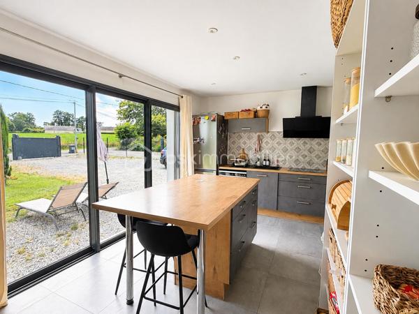 Vous recherchez une maison récente, de plain-pied, en campagne, idéalement avec 4 chambres ? Lisez la suite j'ai peut-être ce qu'il vous faut.
Située dans un hameau de 4 maisons à 2kms du centre de ST PIERRE LA COUR, cette maison en accès PMR construite fin 2019 offre un beau potentiel à ses futurs propriétaires. 
Nous commencerons la visite par le salon-séjour de 35m2 lumineux. Il distribue la cuisine aménagée et équipée de 15m2 qui peut être laissée ouverte ou bien fermée par deux portes à galandage, soit une pièce de vie de 50m2 ! De la cuisine, nous accédons à la buanderie de 5m2. 
Nous poursuivrons avec l'espace nuit. D'un coté du séjour, vous avez accès au wc PMR de plus de 3m2, à une salle de bain avec douche et baignoire de 7m2 environ et à deux chambres de 10m2 avec placard.
De l'autre coté, une troisième chambre de 10m2 et une suite parentale de 20m2 environ avec la chambre de 12m2, un dressing de 4m2 et une salle d'eau privative de 4m2. La suite est équipée d'une baie avec accès direct au jardin. 
Toutes les menuiseries sont en alu intérieur extérieur avec volets roulants électriques. Le mode de chauffage est une pompe à chaleur (plancher chauffant). Vous souhaitez plus grand, les combles sont aménageables !
Garantie décennale jusqu'en 2029. La consommation d'électrique est de 90€ par mois. 
Coté rangement, pas de garage mais un carport de 30m2 qui sera facile de fermer pour le transformer en garage. En fond du carport, un cellier de 10m2 pour y stocker vélos et outils, avec accès direct au jardin. 
Sur une parcelle close de 1500m2 environ, vous pourrez profiter pleinement du jardin et de la future terrasse exposée plein sud. Un portail électrique a été installée récemment.
Si vous souhaitez une parcelle plus grande, vous aurez la possibilité d'acquérir une parcelle constructible supplémentaire de 1000m2 environ qui se situe derrière la maison.
Alors, cette maison correspond à vos critères de recherche, appelez-moi pour plus de renseignements et peut-être planifier une visite !
Sans oublier que Saint-Pierre-La-Cour est une commune dynamique de 2300 habitants avec une école privée, une école publique, un collège privé, un pôle enfance jeunesse, mais aussi, médecins, dentiste, kiné, centre de soins infirmiers, ostéopathes, orthophoniste, psychologue, sage-femme,  pharmacie, infirmières libérales ainsi que de nombreuses infrastructures sportives, des commerces (supérette, boulangerie, boucherie, coiffeurs, bar, etc), avec son accès rapide à l'axe Rennes-Laval et à l'autoroute ainsi que sa gare ferroviaire avec ses arrêts quotidiens, à moins de 5 minutes à pied de la maison.