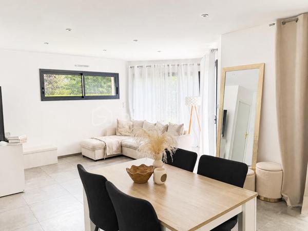Vous recherchez une maison récente, de plain-pied, en campagne, idéalement avec 4 chambres ? Lisez la suite j'ai peut-être ce qu'il vous faut.
Située dans un hameau de 4 maisons à 2kms du centre de ST PIERRE LA COUR, cette maison en accès PMR construite fin 2019 offre un beau potentiel à ses futurs propriétaires. 
Nous commencerons la visite par le salon-séjour de 35m2 lumineux. Il distribue la cuisine aménagée et équipée de 15m2 qui peut être laissée ouverte ou bien fermée par deux portes à galandage, soit une pièce de vie de 50m2 ! De la cuisine, nous accédons à la buanderie de 5m2. 
Nous poursuivrons avec l'espace nuit. D'un coté du séjour, vous avez accès au wc PMR de plus de 3m2, à une salle de bain avec douche et baignoire de 7m2 environ et à deux chambres de 10m2 avec placard.
De l'autre coté, une troisième chambre de 10m2 et une suite parentale de 20m2 environ avec la chambre de 12m2, un dressing de 4m2 et une salle d'eau privative de 4m2. La suite est équipée d'une baie avec accès direct au jardin. 
Toutes les menuiseries sont en alu intérieur extérieur avec volets roulants électriques. Le mode de chauffage est une pompe à chaleur (plancher chauffant). Vous souhaitez plus grand, les combles sont aménageables !
Garantie décennale jusqu'en 2029. La consommation d'électrique est de 90€ par mois. 
Coté rangement, pas de garage mais un carport de 30m2 qui sera facile de fermer pour le transformer en garage. En fond du carport, un cellier de 10m2 pour y stocker vélos et outils, avec accès direct au jardin. 
Sur une parcelle close de 1500m2 environ, vous pourrez profiter pleinement du jardin et de la future terrasse exposée plein sud. Un portail électrique a été installée récemment.
Si vous souhaitez une parcelle plus grande, vous aurez la possibilité d'acquérir une parcelle constructible supplémentaire de 1000m2 environ qui se situe derrière la maison.
Alors, cette maison correspond à vos critères de recherche, appelez-moi pour plus de renseignements et peut-être planifier une visite !
Sans oublier que Saint-Pierre-La-Cour est une commune dynamique de 2300 habitants avec une école privée, une école publique, un collège privé, un pôle enfance jeunesse, mais aussi, médecins, dentiste, kiné, centre de soins infirmiers, ostéopathes, orthophoniste, psychologue, sage-femme,  pharmacie, infirmières libérales ainsi que de nombreuses infrastructures sportives, des commerces (supérette, boulangerie, boucherie, coiffeurs, bar, etc), avec son accès rapide à l'axe Rennes-Laval et à l'autoroute ainsi que sa gare ferroviaire avec ses arrêts quotidiens, à moins de 5 minutes à pied de la maison.