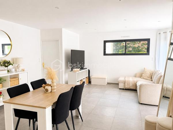 Vous recherchez une maison récente, de plain-pied, en campagne, idéalement avec 4 chambres ? Lisez la suite j'ai peut-être ce qu'il vous faut.
Située dans un hameau de 4 maisons à 2kms du centre de ST PIERRE LA COUR, cette maison en accès PMR construite fin 2019 offre un beau potentiel à ses futurs propriétaires. 
Nous commencerons la visite par le salon-séjour de 35m2 lumineux. Il distribue la cuisine aménagée et équipée de 15m2 qui peut être laissée ouverte ou bien fermée par deux portes à galandage, soit une pièce de vie de 50m2 ! De la cuisine, nous accédons à la buanderie de 5m2. 
Nous poursuivrons avec l'espace nuit. D'un coté du séjour, vous avez accès au wc PMR de plus de 3m2, à une salle de bain avec douche et baignoire de 7m2 environ et à deux chambres de 10m2 avec placard.
De l'autre coté, une troisième chambre de 10m2 et une suite parentale de 20m2 environ avec la chambre de 12m2, un dressing de 4m2 et une salle d'eau privative de 4m2. La suite est équipée d'une baie avec accès direct au jardin. 
Toutes les menuiseries sont en alu intérieur extérieur avec volets roulants électriques. Le mode de chauffage est une pompe à chaleur (plancher chauffant). Vous souhaitez plus grand, les combles sont aménageables !
Garantie décennale jusqu'en 2029. La consommation d'électrique est de 90€ par mois. 
Coté rangement, pas de garage mais un carport de 30m2 qui sera facile de fermer pour le transformer en garage. En fond du carport, un cellier de 10m2 pour y stocker vélos et outils, avec accès direct au jardin. 
Sur une parcelle close de 1500m2 environ, vous pourrez profiter pleinement du jardin et de la future terrasse exposée plein sud. Un portail électrique a été installée récemment.
Si vous souhaitez une parcelle plus grande, vous aurez la possibilité d'acquérir une parcelle constructible supplémentaire de 1000m2 environ qui se situe derrière la maison.
Alors, cette maison correspond à vos critères de recherche, appelez-moi pour plus de renseignements et peut-être planifier une visite !
Sans oublier que Saint-Pierre-La-Cour est une commune dynamique de 2300 habitants avec une école privée, une école publique, un collège privé, un pôle enfance jeunesse, mais aussi, médecins, dentiste, kiné, centre de soins infirmiers, ostéopathes, orthophoniste, psychologue, sage-femme,  pharmacie, infirmières libérales ainsi que de nombreuses infrastructures sportives, des commerces (supérette, boulangerie, boucherie, coiffeurs, bar, etc), avec son accès rapide à l'axe Rennes-Laval et à l'autoroute ainsi que sa gare ferroviaire avec ses arrêts quotidiens, à moins de 5 minutes à pied de la maison.