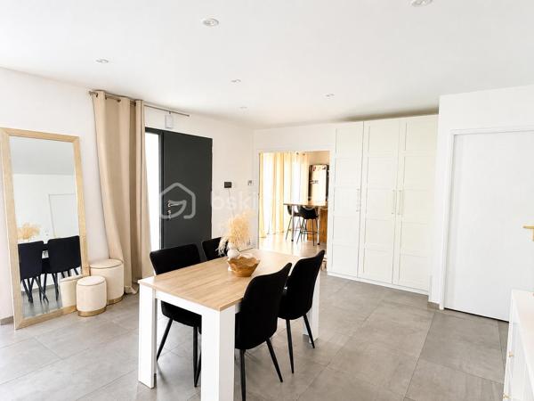 Vous recherchez une maison récente, de plain-pied, en campagne, idéalement avec 4 chambres ? Lisez la suite j'ai peut-être ce qu'il vous faut.
Située dans un hameau de 4 maisons à 2kms du centre de ST PIERRE LA COUR, cette maison en accès PMR construite fin 2019 offre un beau potentiel à ses futurs propriétaires. 
Nous commencerons la visite par le salon-séjour de 35m2 lumineux. Il distribue la cuisine aménagée et équipée de 15m2 qui peut être laissée ouverte ou bien fermée par deux portes à galandage, soit une pièce de vie de 50m2 ! De la cuisine, nous accédons à la buanderie de 5m2. 
Nous poursuivrons avec l'espace nuit. D'un coté du séjour, vous avez accès au wc PMR de plus de 3m2, à une salle de bain avec douche et baignoire de 7m2 environ et à deux chambres de 10m2 avec placard.
De l'autre coté, une troisième chambre de 10m2 et une suite parentale de 20m2 environ avec la chambre de 12m2, un dressing de 4m2 et une salle d'eau privative de 4m2. La suite est équipée d'une baie avec accès direct au jardin. 
Toutes les menuiseries sont en alu intérieur extérieur avec volets roulants électriques. Le mode de chauffage est une pompe à chaleur (plancher chauffant). Vous souhaitez plus grand, les combles sont aménageables !
Garantie décennale jusqu'en 2029. La consommation d'électrique est de 90€ par mois. 
Coté rangement, pas de garage mais un carport de 30m2 qui sera facile de fermer pour le transformer en garage. En fond du carport, un cellier de 10m2 pour y stocker vélos et outils, avec accès direct au jardin. 
Sur une parcelle close de 1500m2 environ, vous pourrez profiter pleinement du jardin et de la future terrasse exposée plein sud. Un portail électrique a été installée récemment.
Si vous souhaitez une parcelle plus grande, vous aurez la possibilité d'acquérir une parcelle constructible supplémentaire de 1000m2 environ qui se situe derrière la maison.
Alors, cette maison correspond à vos critères de recherche, appelez-moi pour plus de renseignements et peut-être planifier une visite !
Sans oublier que Saint-Pierre-La-Cour est une commune dynamique de 2300 habitants avec une école privée, une école publique, un collège privé, un pôle enfance jeunesse, mais aussi, médecins, dentiste, kiné, centre de soins infirmiers, ostéopathes, orthophoniste, psychologue, sage-femme,  pharmacie, infirmières libérales ainsi que de nombreuses infrastructures sportives, des commerces (supérette, boulangerie, boucherie, coiffeurs, bar, etc), avec son accès rapide à l'axe Rennes-Laval et à l'autoroute ainsi que sa gare ferroviaire avec ses arrêts quotidiens, à moins de 5 minutes à pied de la maison.