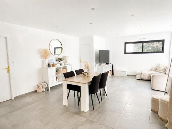 Vous recherchez une maison récente, de plain-pied, en campagne, idéalement avec 4 chambres ? Lisez la suite j'ai peut-être ce qu'il vous faut.
Située dans un hameau de 4 maisons à 2kms du centre de ST PIERRE LA COUR, cette maison en accès PMR construite fin 2019 offre un beau potentiel à ses futurs propriétaires. 
Nous commencerons la visite par le salon-séjour de 35m2 lumineux. Il distribue la cuisine aménagée et équipée de 15m2 qui peut être laissée ouverte ou bien fermée par deux portes à galandage, soit une pièce de vie de 50m2 ! De la cuisine, nous accédons à la buanderie de 5m2. 
Nous poursuivrons avec l'espace nuit. D'un coté du séjour, vous avez accès au wc PMR de plus de 3m2, à une salle de bain avec douche et baignoire de 7m2 environ et à deux chambres de 10m2 avec placard.
De l'autre coté, une troisième chambre de 10m2 et une suite parentale de 20m2 environ avec la chambre de 12m2, un dressing de 4m2 et une salle d'eau privative de 4m2. La suite est équipée d'une baie avec accès direct au jardin. 
Toutes les menuiseries sont en alu intérieur extérieur avec volets roulants électriques. Le mode de chauffage est une pompe à chaleur (plancher chauffant). Vous souhaitez plus grand, les combles sont aménageables !
Garantie décennale jusqu'en 2029. La consommation d'électrique est de 90€ par mois. 
Coté rangement, pas de garage mais un carport de 30m2 qui sera facile de fermer pour le transformer en garage. En fond du carport, un cellier de 10m2 pour y stocker vélos et outils, avec accès direct au jardin. 
Sur une parcelle close de 1500m2 environ, vous pourrez profiter pleinement du jardin et de la future terrasse exposée plein sud. Un portail électrique a été installée récemment.
Si vous souhaitez une parcelle plus grande, vous aurez la possibilité d'acquérir une parcelle constructible supplémentaire de 1000m2 environ qui se situe derrière la maison.
Alors, cette maison correspond à vos critères de recherche, appelez-moi pour plus de renseignements et peut-être planifier une visite !
Sans oublier que Saint-Pierre-La-Cour est une commune dynamique de 2300 habitants avec une école privée, une école publique, un collège privé, un pôle enfance jeunesse, mais aussi, médecins, dentiste, kiné, centre de soins infirmiers, ostéopathes, orthophoniste, psychologue, sage-femme,  pharmacie, infirmières libérales ainsi que de nombreuses infrastructures sportives, des commerces (supérette, boulangerie, boucherie, coiffeurs, bar, etc), avec son accès rapide à l'axe Rennes-Laval et à l'autoroute ainsi que sa gare ferroviaire avec ses arrêts quotidiens, à moins de 5 minutes à pied de la maison.