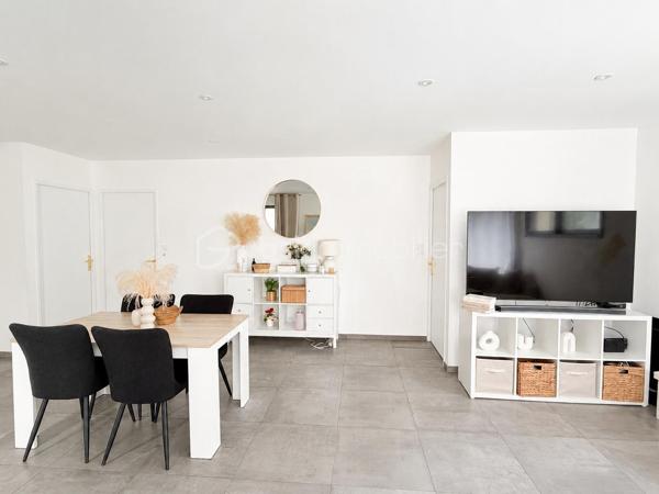 Vous recherchez une maison récente, de plain-pied, en campagne, idéalement avec 4 chambres ? Lisez la suite j'ai peut-être ce qu'il vous faut.
Située dans un hameau de 4 maisons à 2kms du centre de ST PIERRE LA COUR, cette maison en accès PMR construite fin 2019 offre un beau potentiel à ses futurs propriétaires. 
Nous commencerons la visite par le salon-séjour de 35m2 lumineux. Il distribue la cuisine aménagée et équipée de 15m2 qui peut être laissée ouverte ou bien fermée par deux portes à galandage, soit une pièce de vie de 50m2 ! De la cuisine, nous accédons à la buanderie de 5m2. 
Nous poursuivrons avec l'espace nuit. D'un coté du séjour, vous avez accès au wc PMR de plus de 3m2, à une salle de bain avec douche et baignoire de 7m2 environ et à deux chambres de 10m2 avec placard.
De l'autre coté, une troisième chambre de 10m2 et une suite parentale de 20m2 environ avec la chambre de 12m2, un dressing de 4m2 et une salle d'eau privative de 4m2. La suite est équipée d'une baie avec accès direct au jardin. 
Toutes les menuiseries sont en alu intérieur extérieur avec volets roulants électriques. Le mode de chauffage est une pompe à chaleur (plancher chauffant). Vous souhaitez plus grand, les combles sont aménageables !
Garantie décennale jusqu'en 2029. La consommation d'électrique est de 90€ par mois. 
Coté rangement, pas de garage mais un carport de 30m2 qui sera facile de fermer pour le transformer en garage. En fond du carport, un cellier de 10m2 pour y stocker vélos et outils, avec accès direct au jardin. 
Sur une parcelle close de 1500m2 environ, vous pourrez profiter pleinement du jardin et de la future terrasse exposée plein sud. Un portail électrique a été installée récemment.
Si vous souhaitez une parcelle plus grande, vous aurez la possibilité d'acquérir une parcelle constructible supplémentaire de 1000m2 environ qui se situe derrière la maison.
Alors, cette maison correspond à vos critères de recherche, appelez-moi pour plus de renseignements et peut-être planifier une visite !
Sans oublier que Saint-Pierre-La-Cour est une commune dynamique de 2300 habitants avec une école privée, une école publique, un collège privé, un pôle enfance jeunesse, mais aussi, médecins, dentiste, kiné, centre de soins infirmiers, ostéopathes, orthophoniste, psychologue, sage-femme,  pharmacie, infirmières libérales ainsi que de nombreuses infrastructures sportives, des commerces (supérette, boulangerie, boucherie, coiffeurs, bar, etc), avec son accès rapide à l'axe Rennes-Laval et à l'autoroute ainsi que sa gare ferroviaire avec ses arrêts quotidiens, à moins de 5 minutes à pied de la maison.