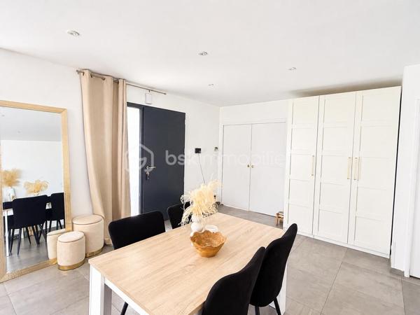 Vous recherchez une maison récente, de plain-pied, en campagne, idéalement avec 4 chambres ? Lisez la suite j'ai peut-être ce qu'il vous faut.
Située dans un hameau de 4 maisons à 2kms du centre de ST PIERRE LA COUR, cette maison en accès PMR construite fin 2019 offre un beau potentiel à ses futurs propriétaires. 
Nous commencerons la visite par le salon-séjour de 35m2 lumineux. Il distribue la cuisine aménagée et équipée de 15m2 qui peut être laissée ouverte ou bien fermée par deux portes à galandage, soit une pièce de vie de 50m2 ! De la cuisine, nous accédons à la buanderie de 5m2. 
Nous poursuivrons avec l'espace nuit. D'un coté du séjour, vous avez accès au wc PMR de plus de 3m2, à une salle de bain avec douche et baignoire de 7m2 environ et à deux chambres de 10m2 avec placard.
De l'autre coté, une troisième chambre de 10m2 et une suite parentale de 20m2 environ avec la chambre de 12m2, un dressing de 4m2 et une salle d'eau privative de 4m2. La suite est équipée d'une baie avec accès direct au jardin. 
Toutes les menuiseries sont en alu intérieur extérieur avec volets roulants électriques. Le mode de chauffage est une pompe à chaleur (plancher chauffant). Vous souhaitez plus grand, les combles sont aménageables !
Garantie décennale jusqu'en 2029. La consommation d'électrique est de 90€ par mois. 
Coté rangement, pas de garage mais un carport de 30m2 qui sera facile de fermer pour le transformer en garage. En fond du carport, un cellier de 10m2 pour y stocker vélos et outils, avec accès direct au jardin. 
Sur une parcelle close de 1500m2 environ, vous pourrez profiter pleinement du jardin et de la future terrasse exposée plein sud. Un portail électrique a été installée récemment.
Si vous souhaitez une parcelle plus grande, vous aurez la possibilité d'acquérir une parcelle constructible supplémentaire de 1000m2 environ qui se situe derrière la maison.
Alors, cette maison correspond à vos critères de recherche, appelez-moi pour plus de renseignements et peut-être planifier une visite !
Sans oublier que Saint-Pierre-La-Cour est une commune dynamique de 2300 habitants avec une école privée, une école publique, un collège privé, un pôle enfance jeunesse, mais aussi, médecins, dentiste, kiné, centre de soins infirmiers, ostéopathes, orthophoniste, psychologue, sage-femme,  pharmacie, infirmières libérales ainsi que de nombreuses infrastructures sportives, des commerces (supérette, boulangerie, boucherie, coiffeurs, bar, etc), avec son accès rapide à l'axe Rennes-Laval et à l'autoroute ainsi que sa gare ferroviaire avec ses arrêts quotidiens, à moins de 5 minutes à pied de la maison.