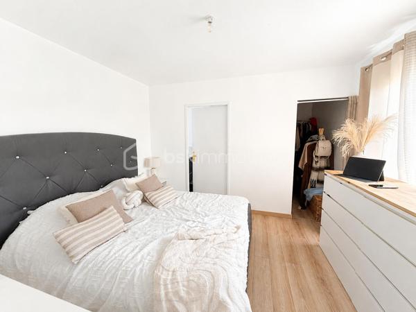 Vous recherchez une maison récente, de plain-pied, en campagne, idéalement avec 4 chambres ? Lisez la suite j'ai peut-être ce qu'il vous faut.
Située dans un hameau de 4 maisons à 2kms du centre de ST PIERRE LA COUR, cette maison en accès PMR construite fin 2019 offre un beau potentiel à ses futurs propriétaires. 
Nous commencerons la visite par le salon-séjour de 35m2 lumineux. Il distribue la cuisine aménagée et équipée de 15m2 qui peut être laissée ouverte ou bien fermée par deux portes à galandage, soit une pièce de vie de 50m2 ! De la cuisine, nous accédons à la buanderie de 5m2. 
Nous poursuivrons avec l'espace nuit. D'un coté du séjour, vous avez accès au wc PMR de plus de 3m2, à une salle de bain avec douche et baignoire de 7m2 environ et à deux chambres de 10m2 avec placard.
De l'autre coté, une troisième chambre de 10m2 et une suite parentale de 20m2 environ avec la chambre de 12m2, un dressing de 4m2 et une salle d'eau privative de 4m2. La suite est équipée d'une baie avec accès direct au jardin. 
Toutes les menuiseries sont en alu intérieur extérieur avec volets roulants électriques. Le mode de chauffage est une pompe à chaleur (plancher chauffant). Vous souhaitez plus grand, les combles sont aménageables !
Garantie décennale jusqu'en 2029. La consommation d'électrique est de 90€ par mois. 
Coté rangement, pas de garage mais un carport de 30m2 qui sera facile de fermer pour le transformer en garage. En fond du carport, un cellier de 10m2 pour y stocker vélos et outils, avec accès direct au jardin. 
Sur une parcelle close de 1500m2 environ, vous pourrez profiter pleinement du jardin et de la future terrasse exposée plein sud. Un portail électrique a été installée récemment.
Si vous souhaitez une parcelle plus grande, vous aurez la possibilité d'acquérir une parcelle constructible supplémentaire de 1000m2 environ qui se situe derrière la maison.
Alors, cette maison correspond à vos critères de recherche, appelez-moi pour plus de renseignements et peut-être planifier une visite !
Sans oublier que Saint-Pierre-La-Cour est une commune dynamique de 2300 habitants avec une école privée, une école publique, un collège privé, un pôle enfance jeunesse, mais aussi, médecins, dentiste, kiné, centre de soins infirmiers, ostéopathes, orthophoniste, psychologue, sage-femme,  pharmacie, infirmières libérales ainsi que de nombreuses infrastructures sportives, des commerces (supérette, boulangerie, boucherie, coiffeurs, bar, etc), avec son accès rapide à l'axe Rennes-Laval et à l'autoroute ainsi que sa gare ferroviaire avec ses arrêts quotidiens, à moins de 5 minutes à pied de la maison.
