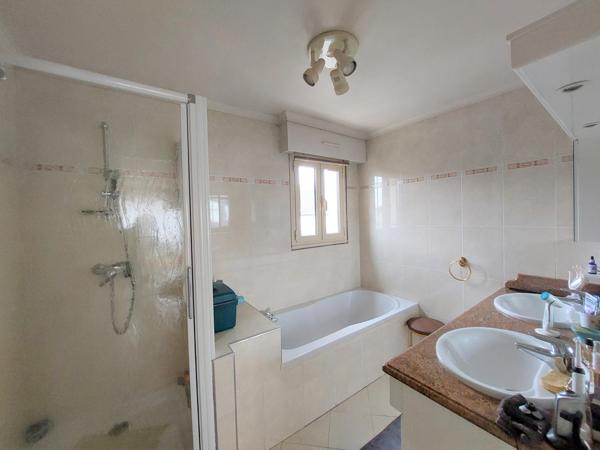 Ormesson-sur-Marne (94490) MAGNIFIQUE MAISON avec 5 chambres, garage triple et jardin