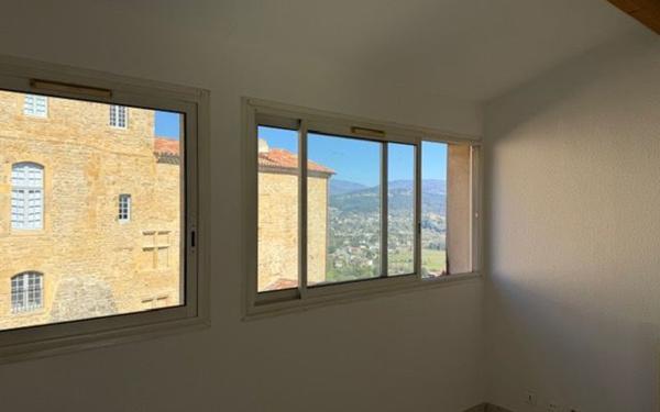 Appartement à vendre    3 pièces • 74 m2 Aubenas