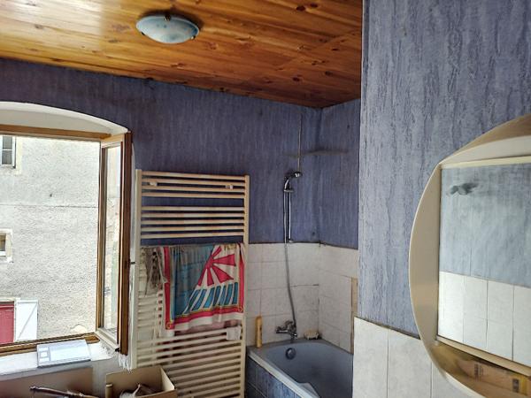 Maison à rénover avec terrain non attenant dans le centre de Lapte