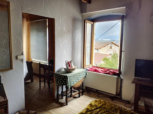 Maison à rénover avec terrain non attenant dans le centre de Lapte