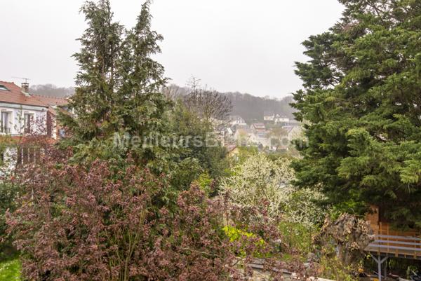 Rare ! Appartement au dernier étage d’une maison avec jardin partagé.